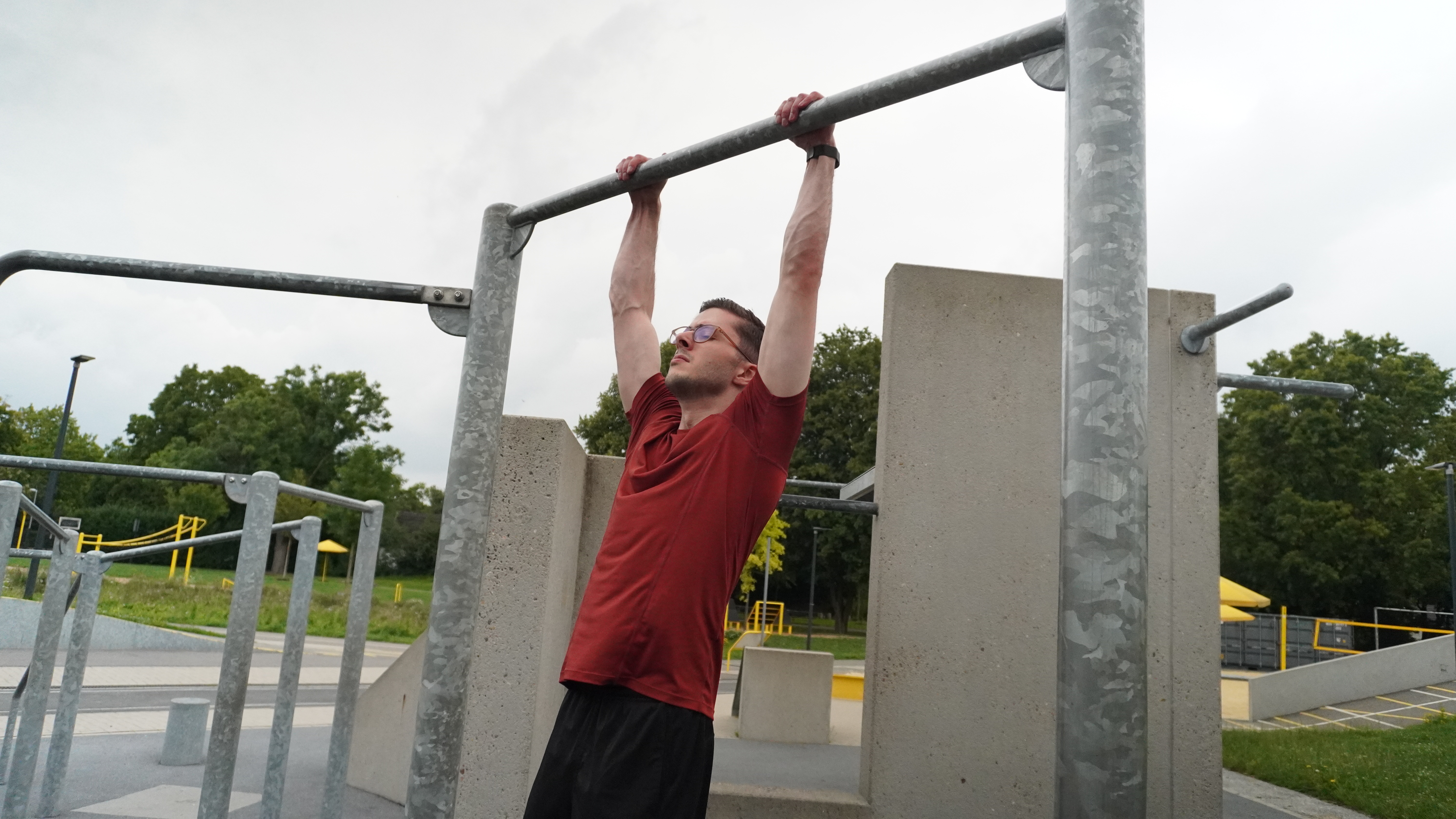 Jonas an der Klimmzugstange